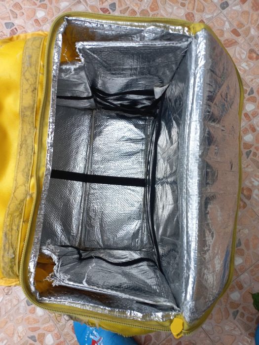 Mochila  da glovo  com marcas de uso .