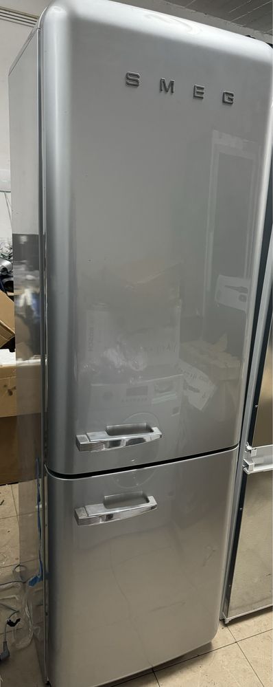 Frigorifico Smeg Combinado, Cinza, 197cm, Dobradiças à direita ( NOVO)