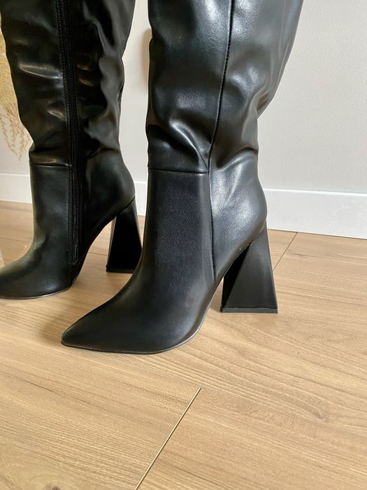 Kozalo czarne z szeroką cholewką na skupku hit jesieni