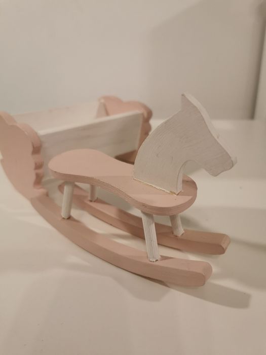 Drewniane akcesoria dla lalek łóżko i koń na biegunach