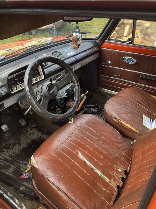 Заводиться і їде