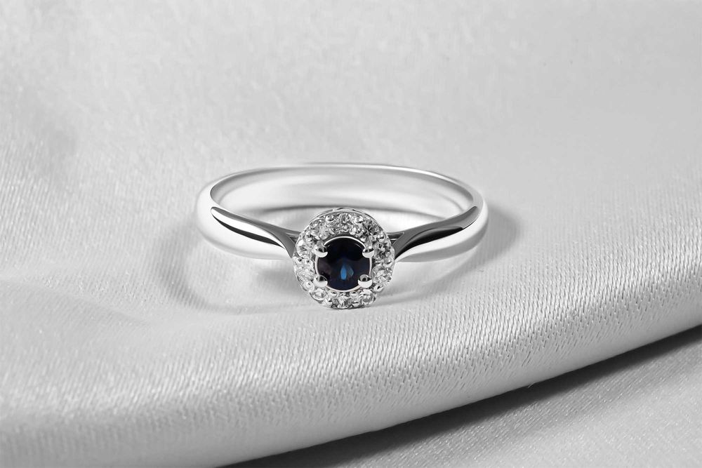 Кольцо из белого золота с сапфиром и бриллиантами