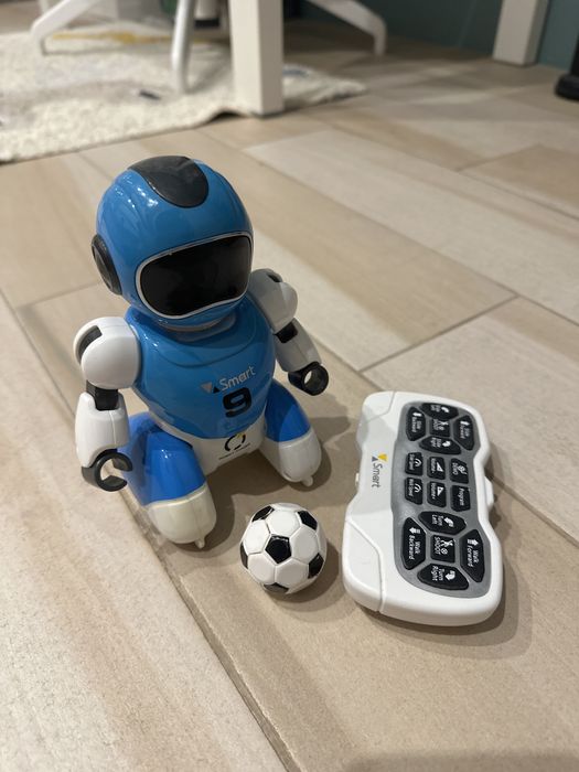 Робот-футболіст на управлінні з пультом