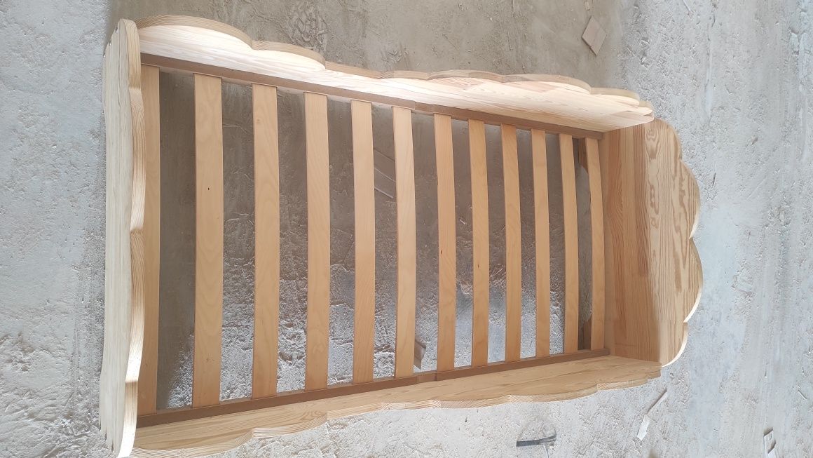 Cama de criança em madeira nuvens