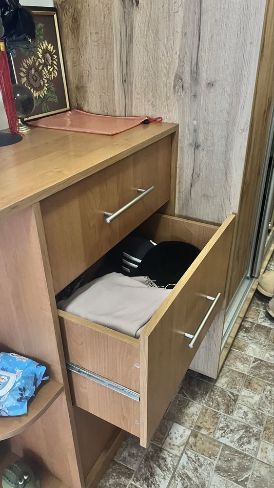 Продам 2 тумби в передпокій + дзеркало