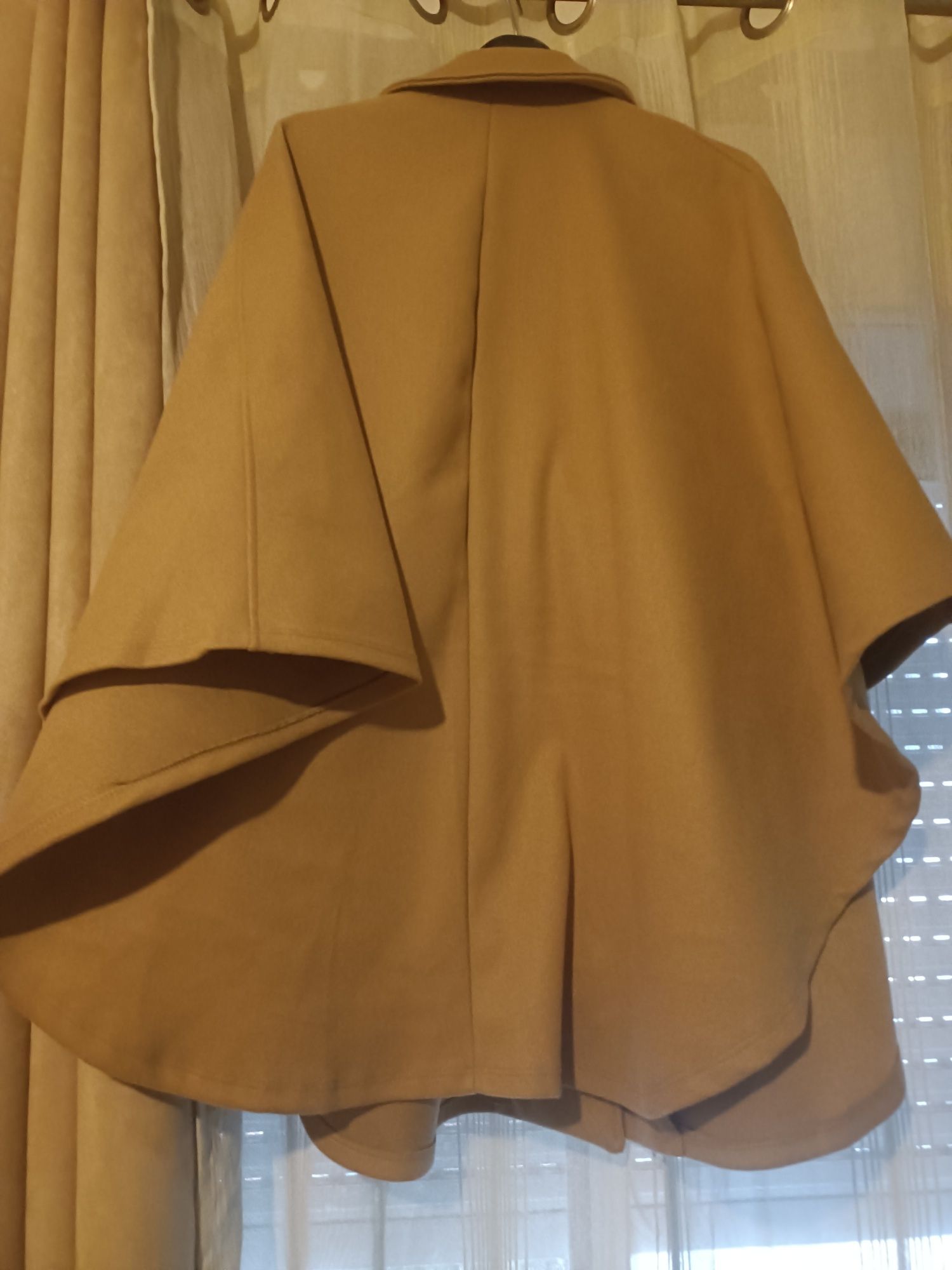 Casaco capa, tamanho oversize. Novo. Cor camel. 20 euros.