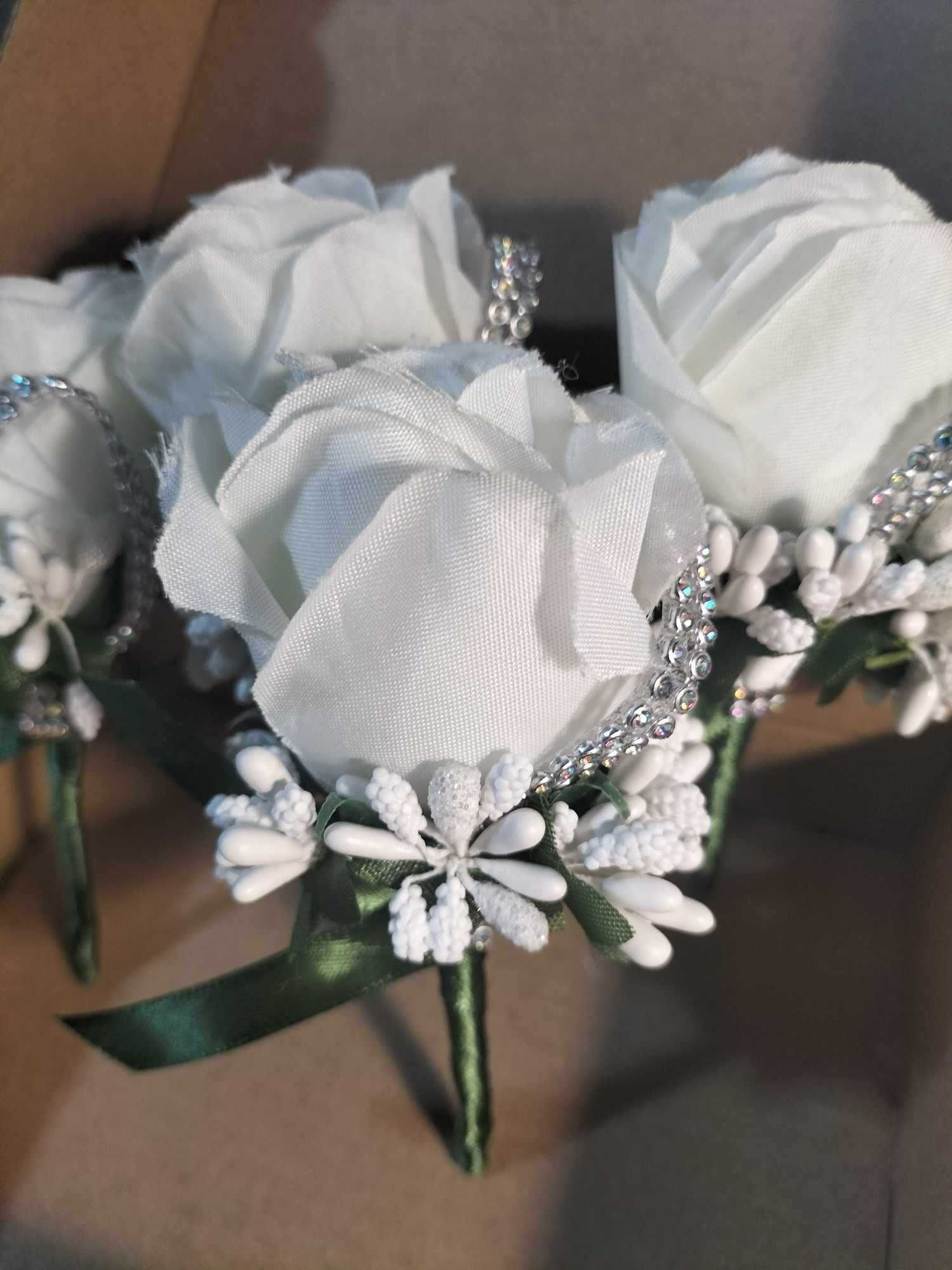 Cztery przypinane białe róże