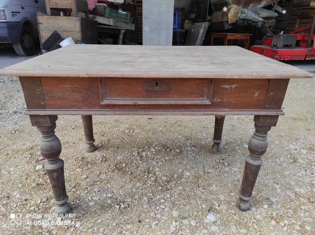stary stół drewniany