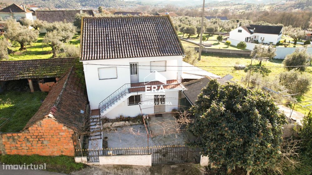 Moradia T4 implantada num terreno com 310 m2 em Rio de Couros