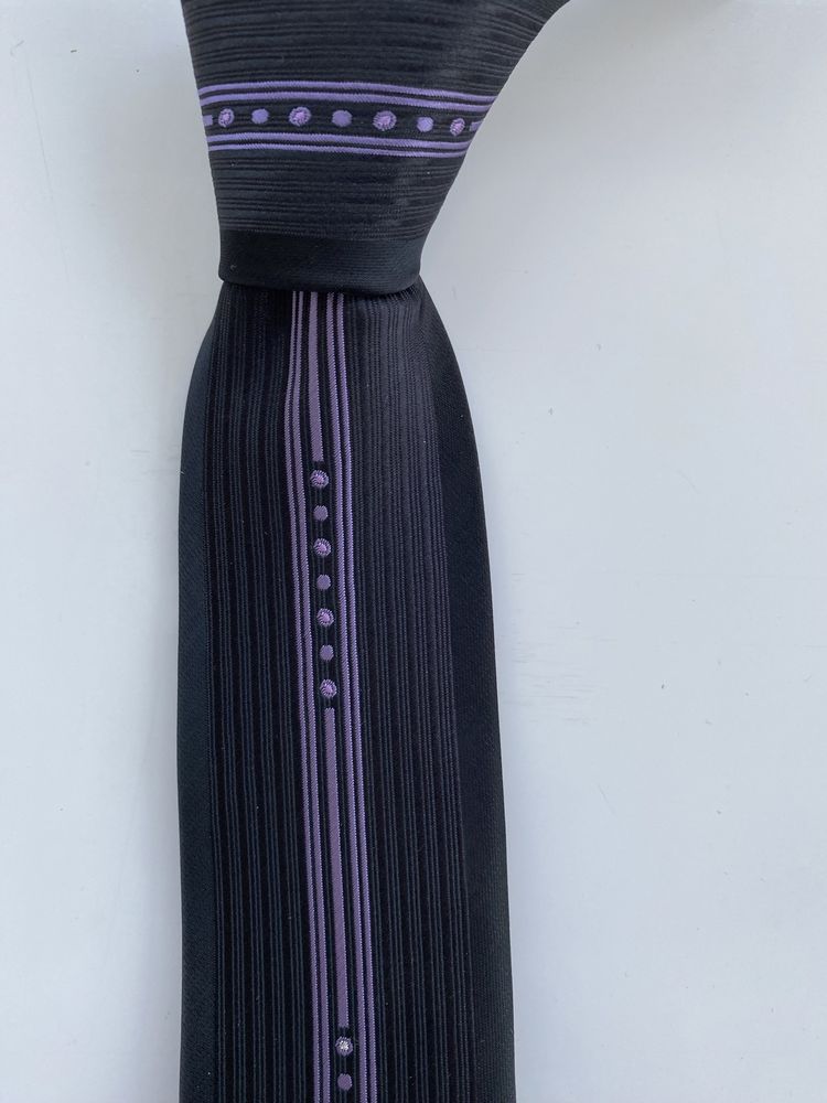 Krawat męski nowy 6 cm szerokość kolor czarny za wzór fiolet