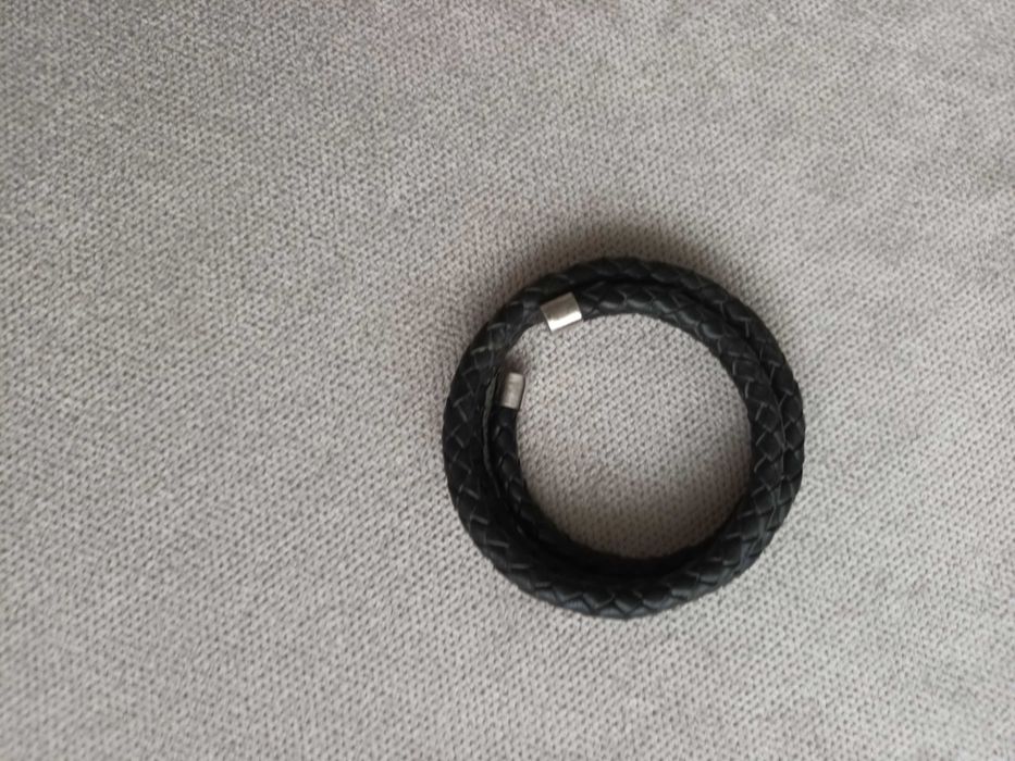 Vários colares + pulseira couro e prata