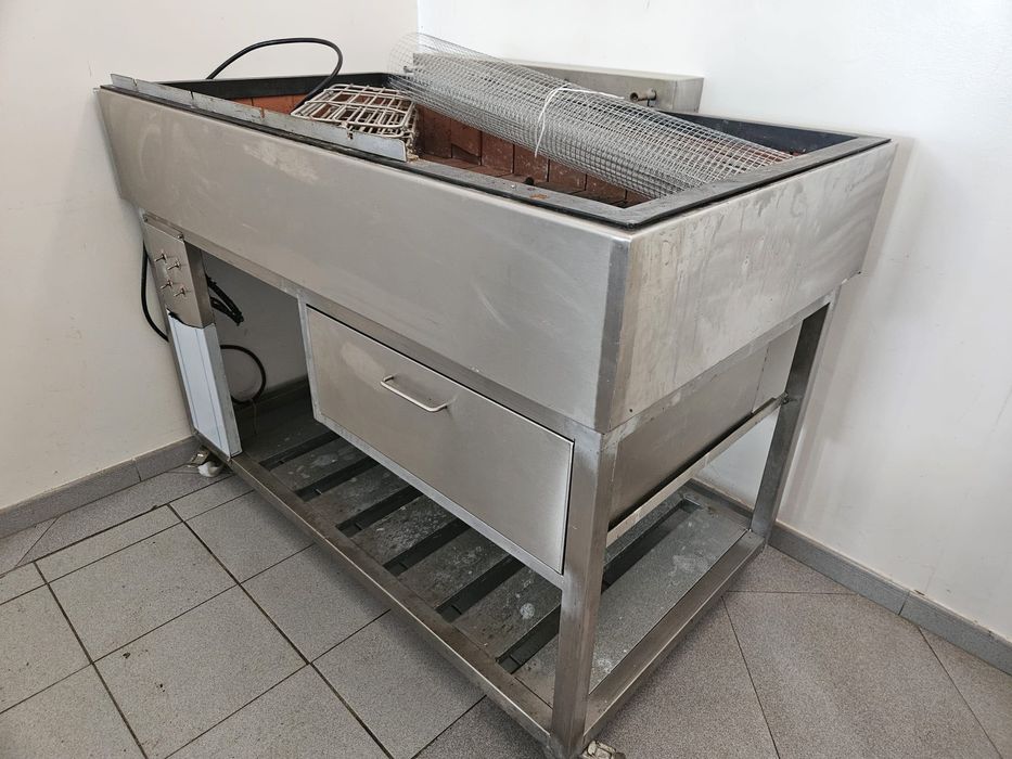 Grelhador a carvão elétrico profissional