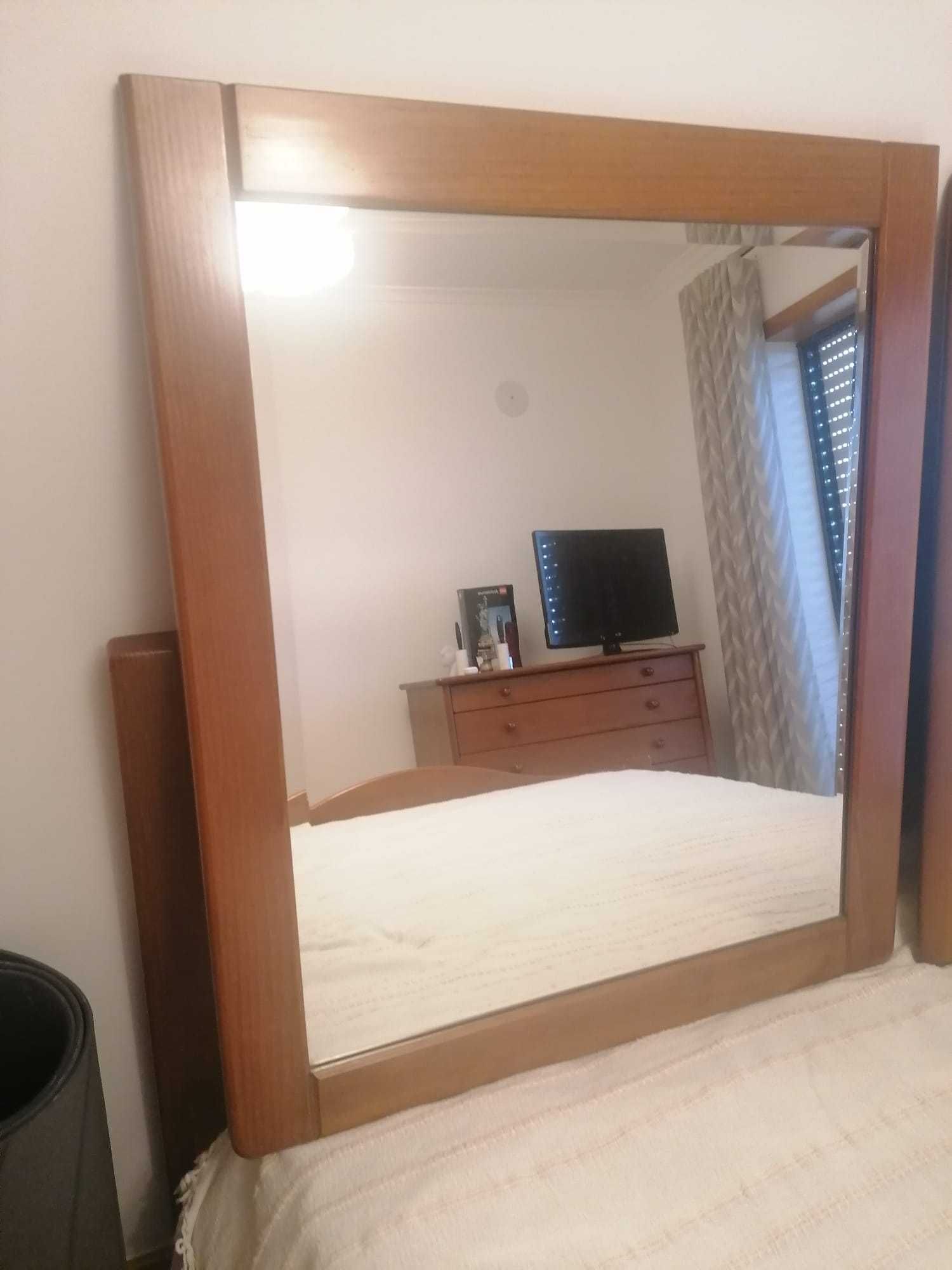 Cómoda, 2 mesas cabeceira e 1 espelho