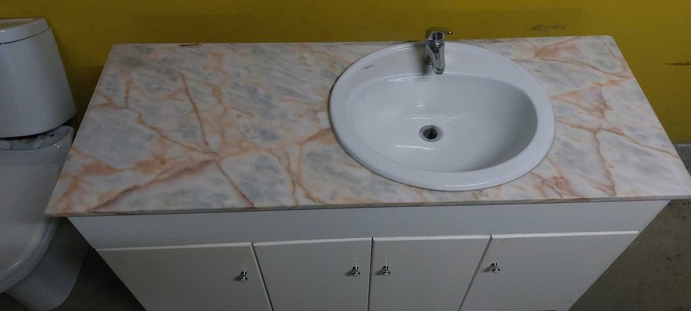 WC _ Móvel c/ pedra, lavatório, Bidé e sanita c/ reservatório.