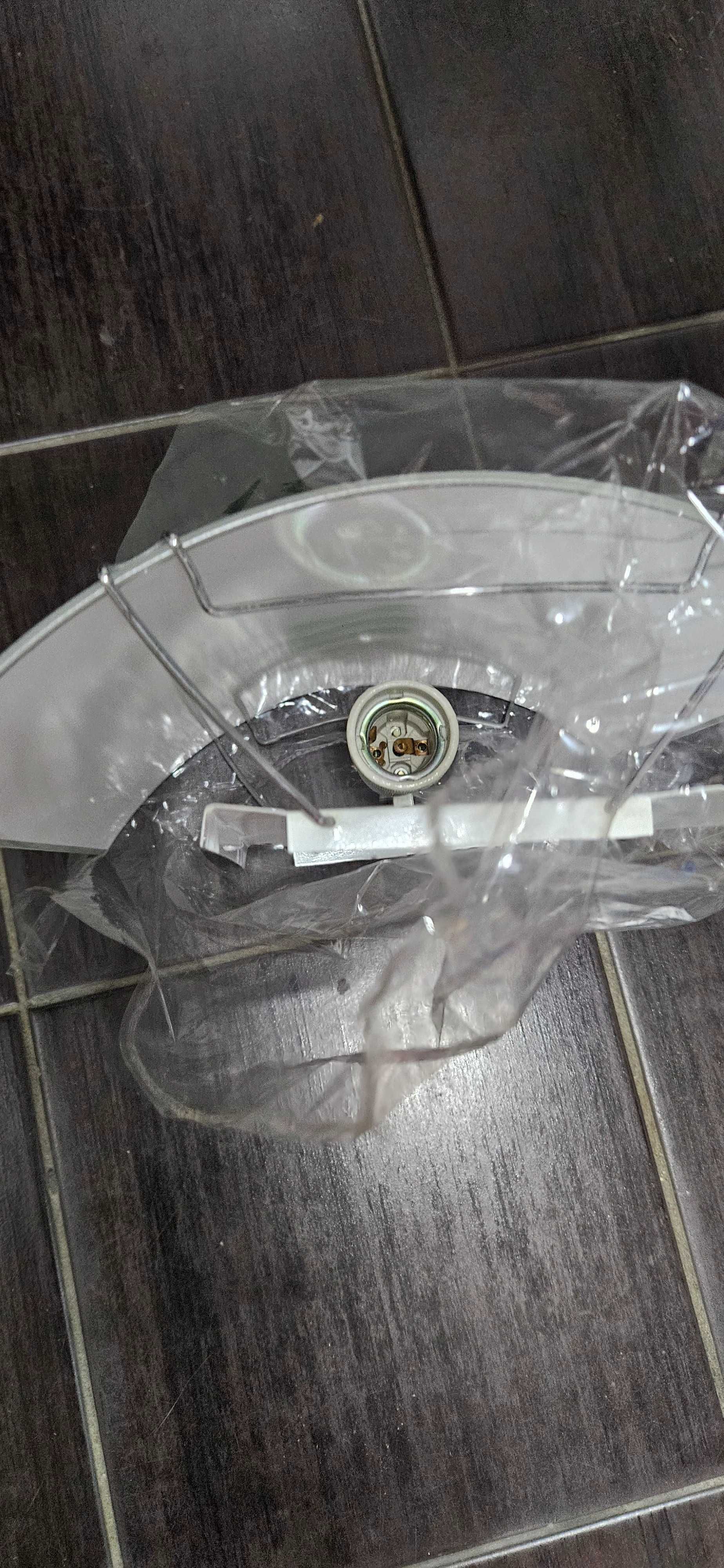 Nowa lampa ścienna