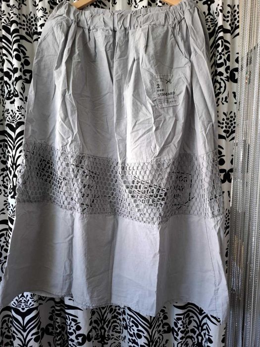 włoska szara khaki spódnica z ażurową wstawką, kieszenie