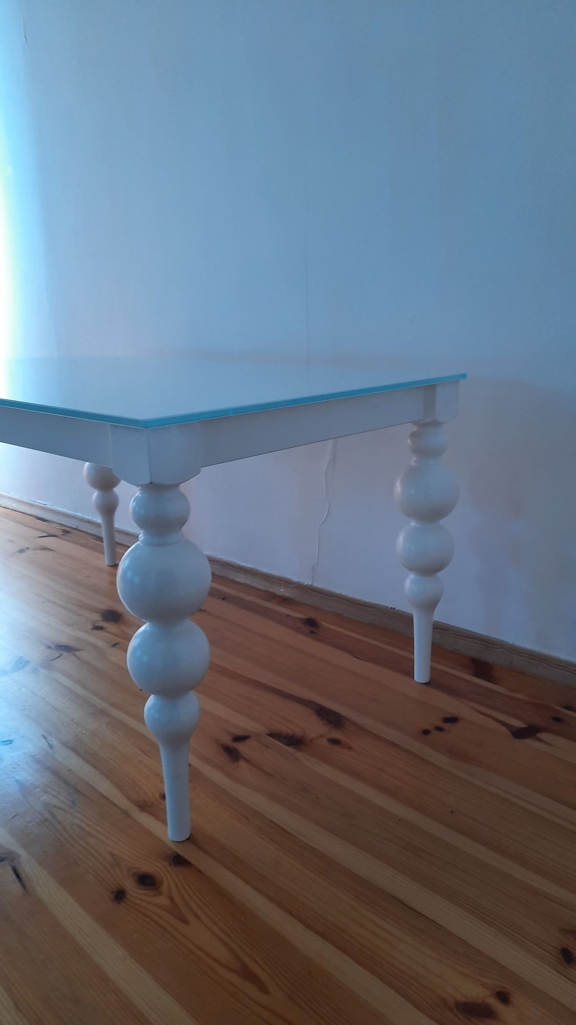 Stół drewniany ze szklanym blatem