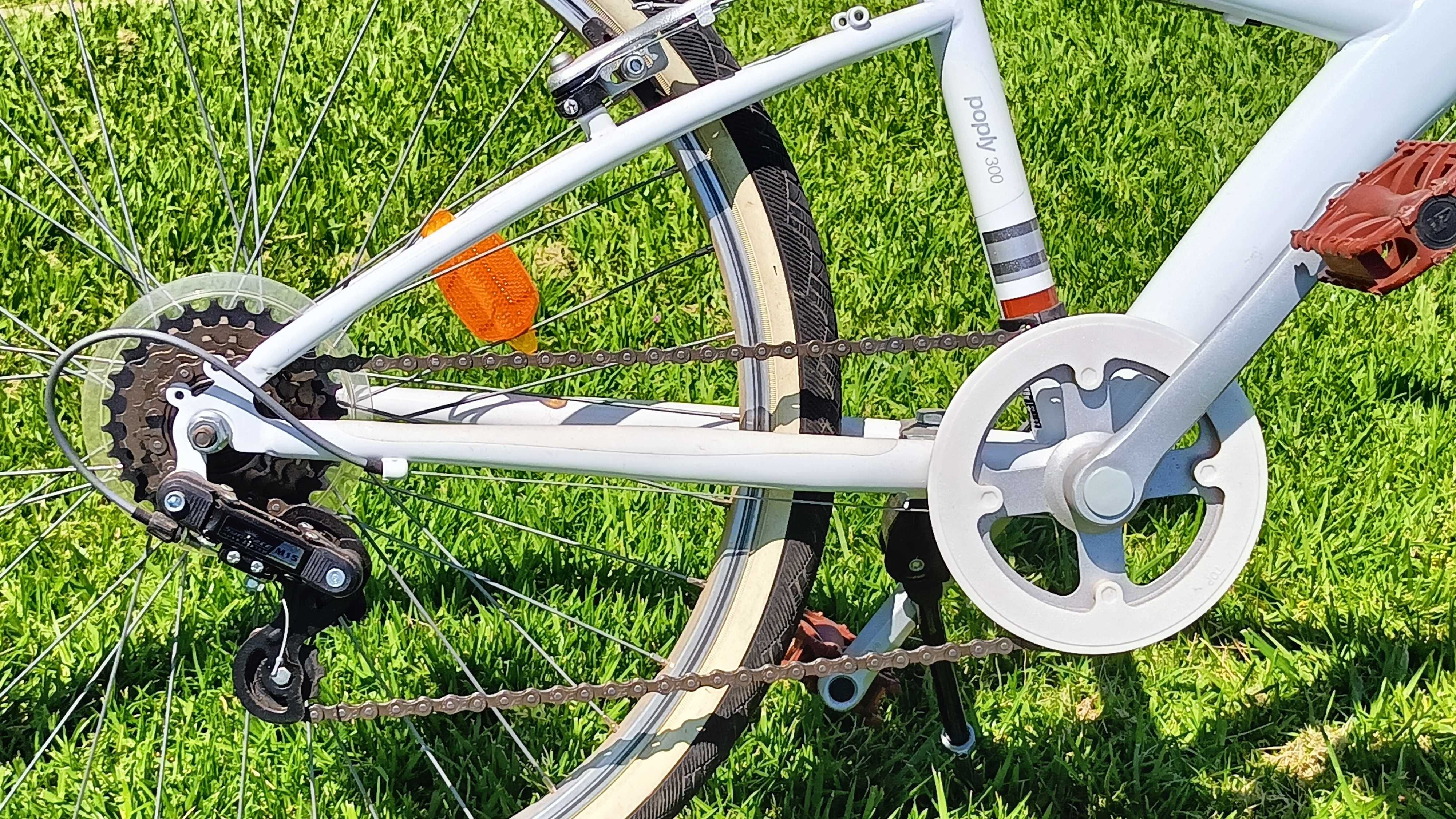 Bicicleta Btwin Poply 300 com 5 velocidades, luzes e descanso.