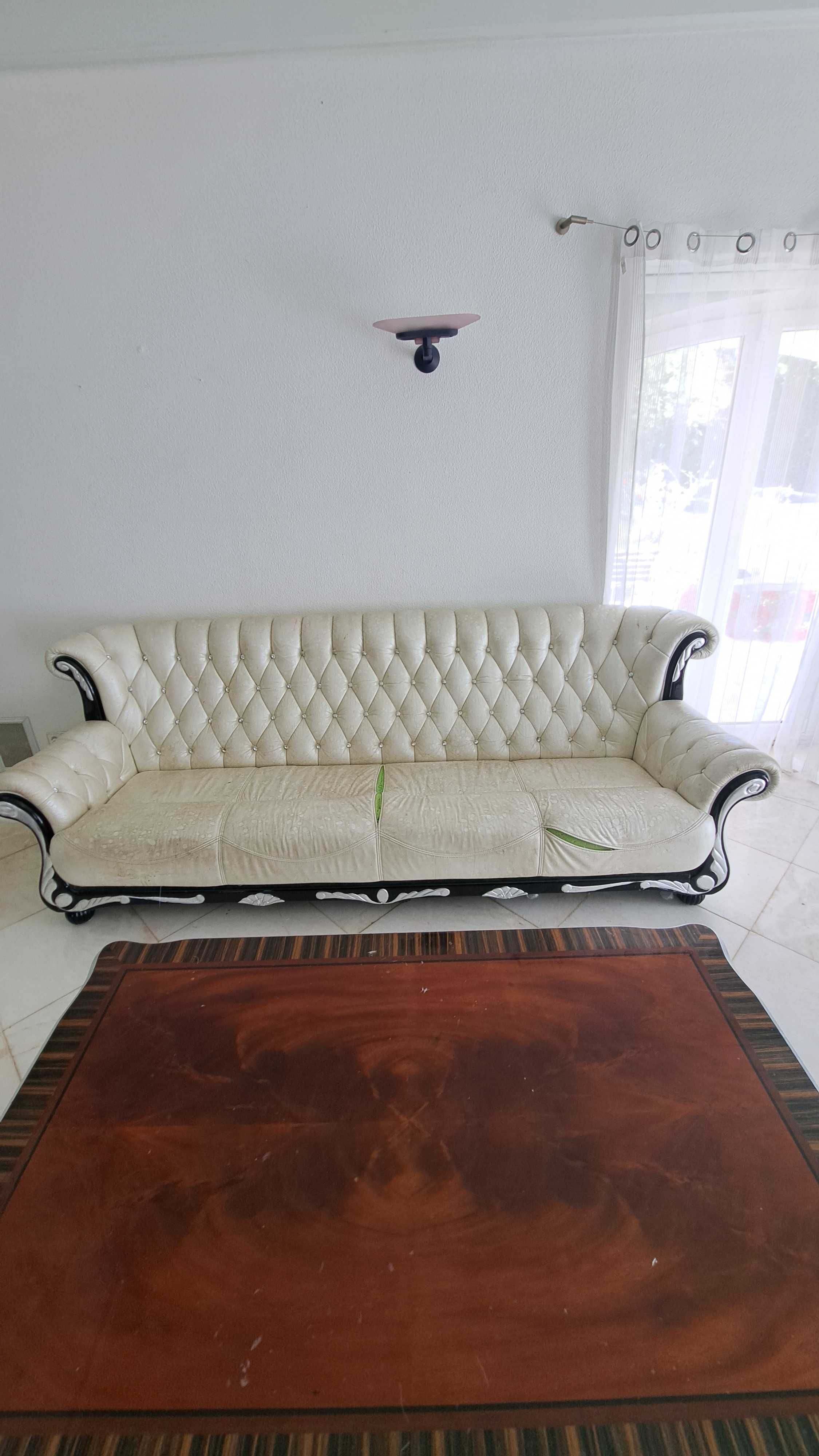 Conjunto sofas com uma mesa