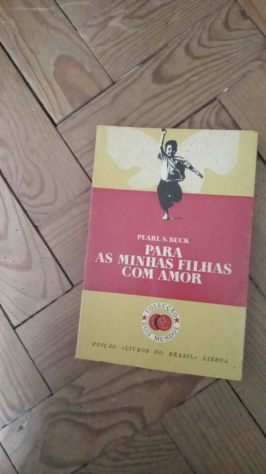 Livros  de Richard Bach, Pearl Buck e Carl Sagan a 5 euros cada um.