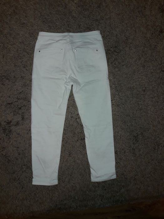 Białe jeansy z dziurami