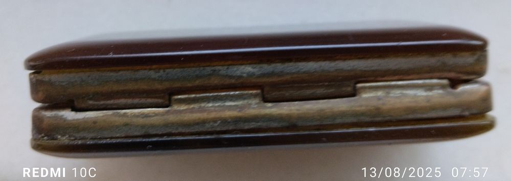 Caixa antiga para comprimidos feita em África