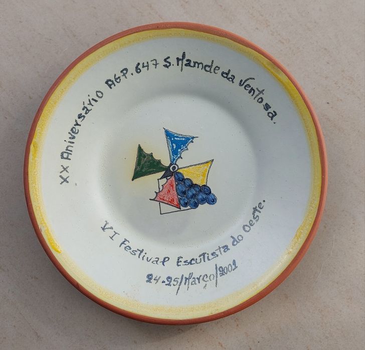 Vendo prato do VI Festival Escutista Oeste, 2001.