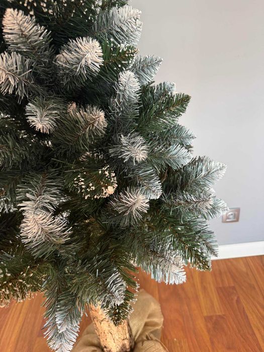 Choinka na pniu 160 cm 180 cm – Premium, trwała ośnieżona / śnieg 1,6m