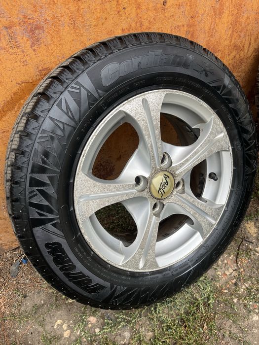 Продам комплект резины с дисками R13