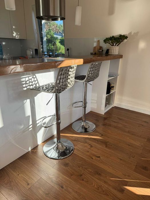 Krzesła barowe hokery beżowo szare Westwing Gaudi Beige Komplet 2 szt