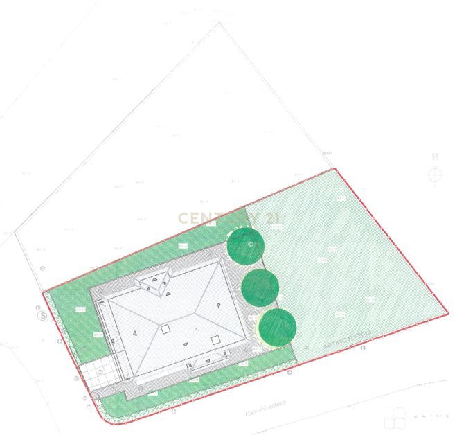 Terreno com casa em construção.