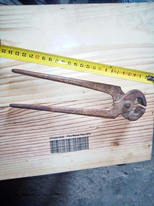 alicate antigo em ferro
