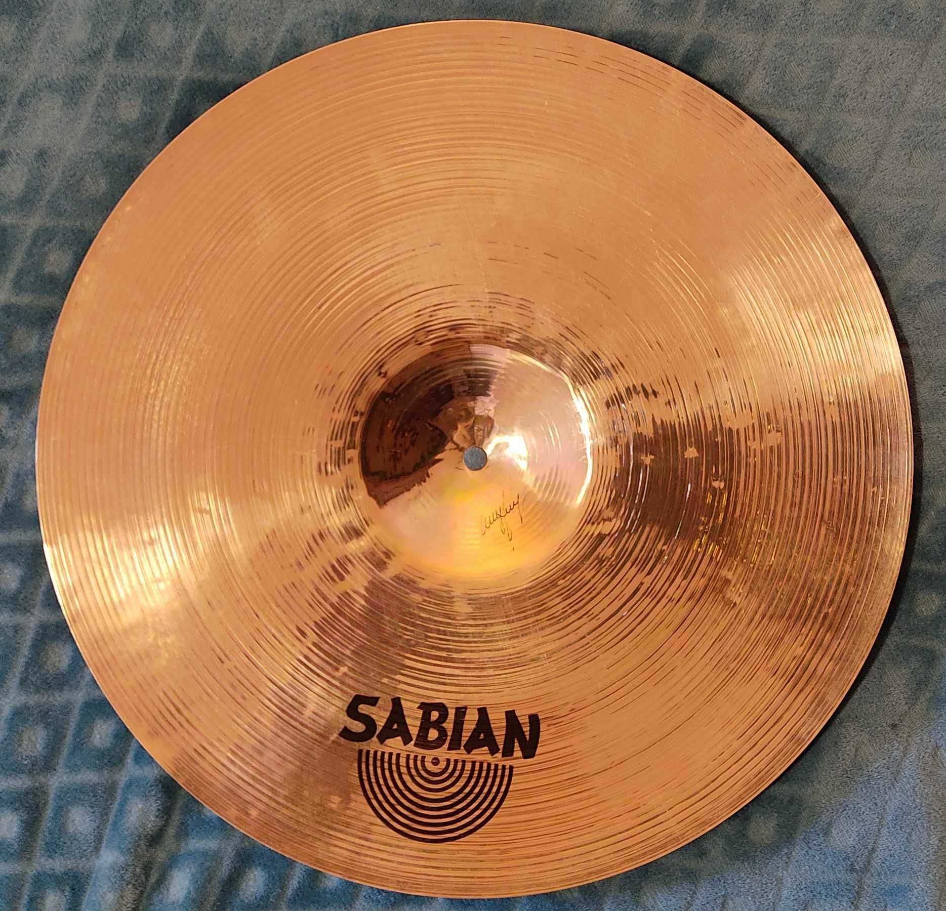 Prato Sabian HH Thin Crash 18'' Remastered em óptimo estado.