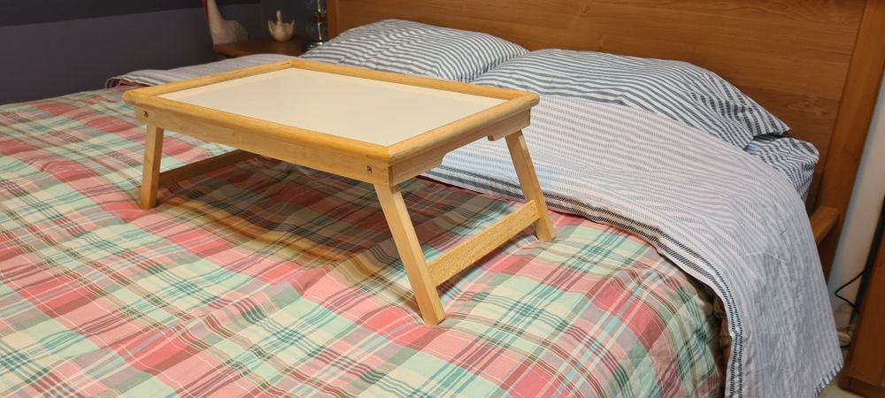 Taca / Stolik śniadaniowy z nóżkami.
