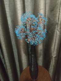 Керамічну вазу з квітами