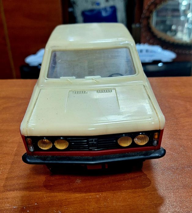 Zabawka PRL Fiat 125p wykonany w CZZ