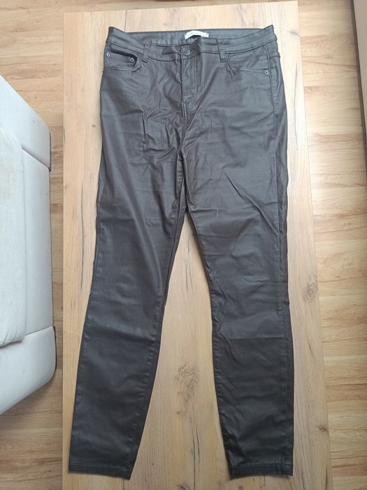 Brązowe spodnie firmy Reserved