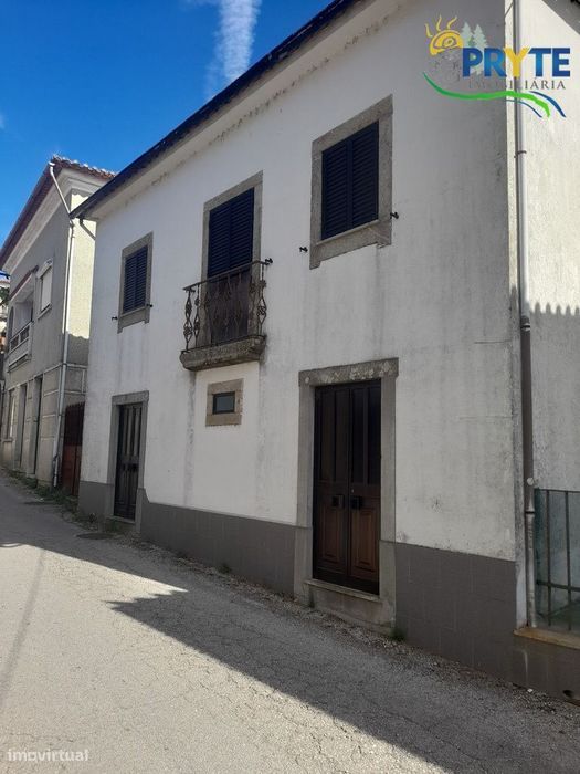 Moradia transformada em dois T2