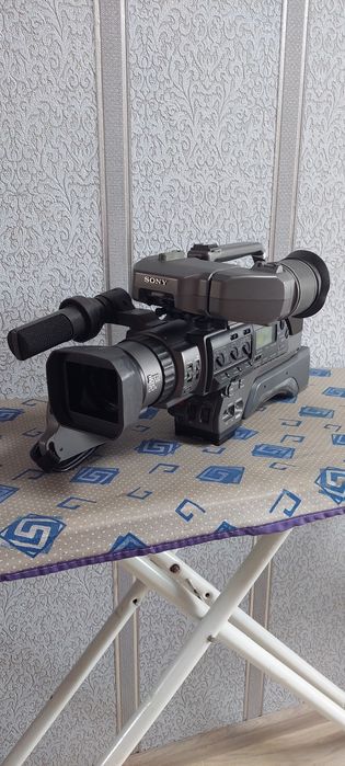 Продам профессиональную видеокамеру Sony DSR-200 AP