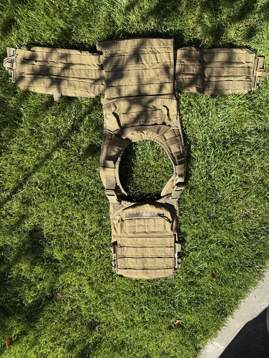 Плитоноска з регульованими бічними крилами на резинці