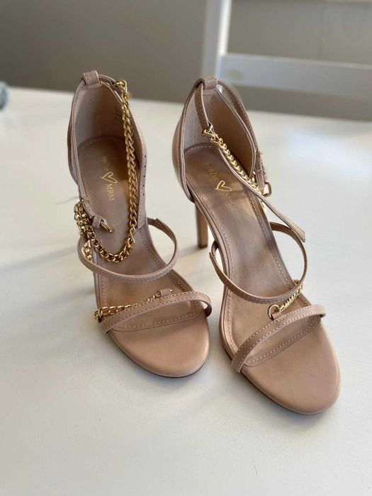 Beżowe szpilki ze złotymi łańcuszkami deezee r. 38