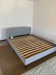 Cama de casal em bom estado.