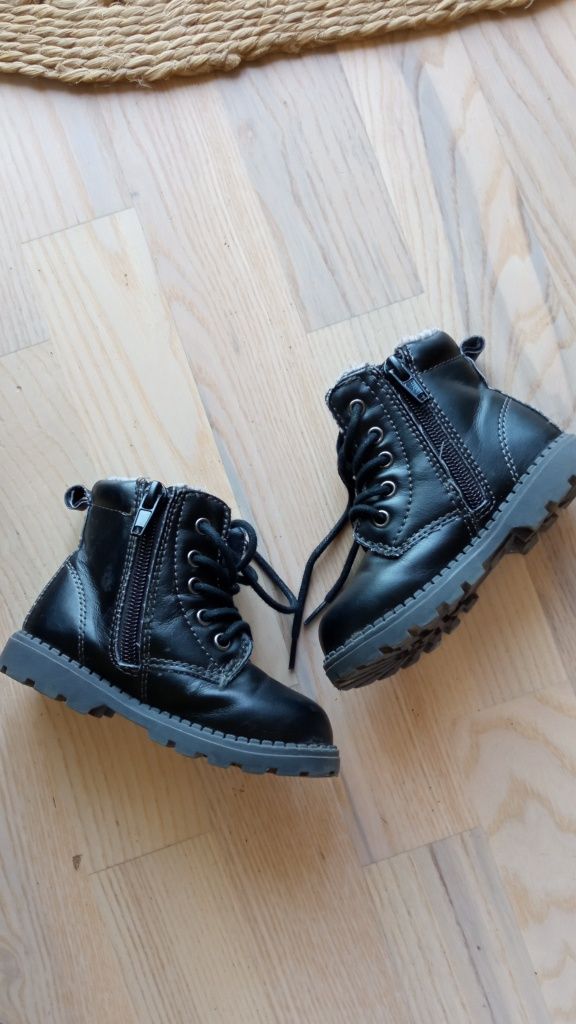 Czarne buty wyższe za kostkę o ocieplane botki HM 22