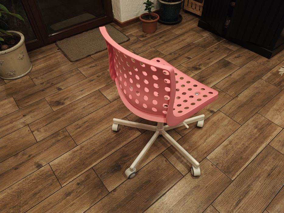 Krzesło obrotowe IKEA Skalberg Różowe na kółkach