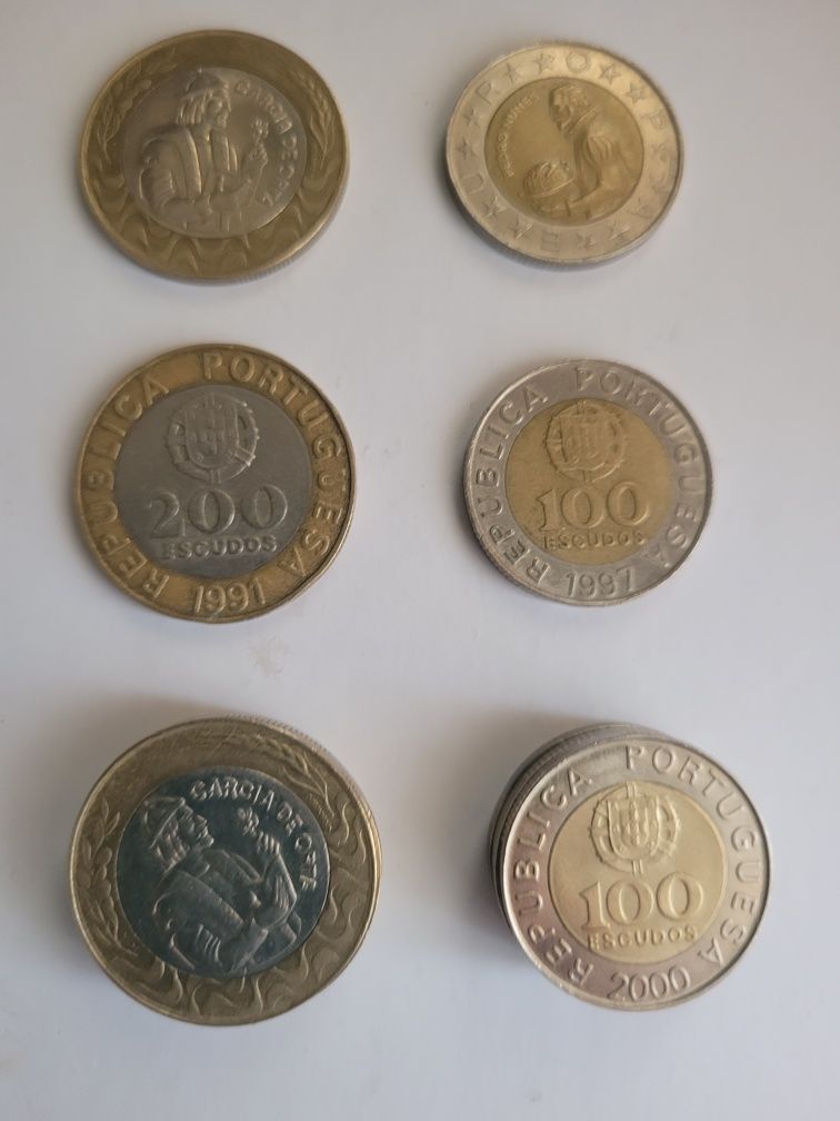 12 moedas de 200 e 100 escudos