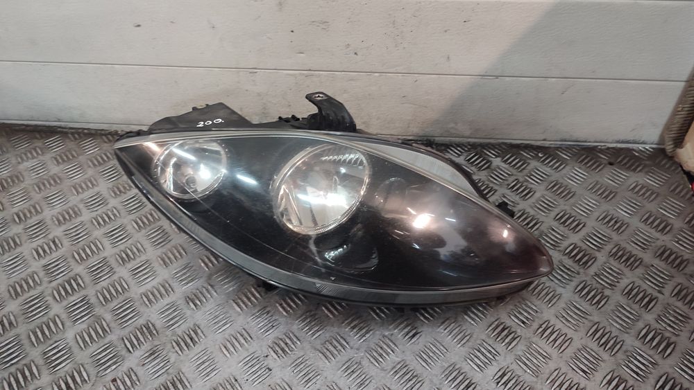 Seat Leon II reflektor lampa prawy przód przednia