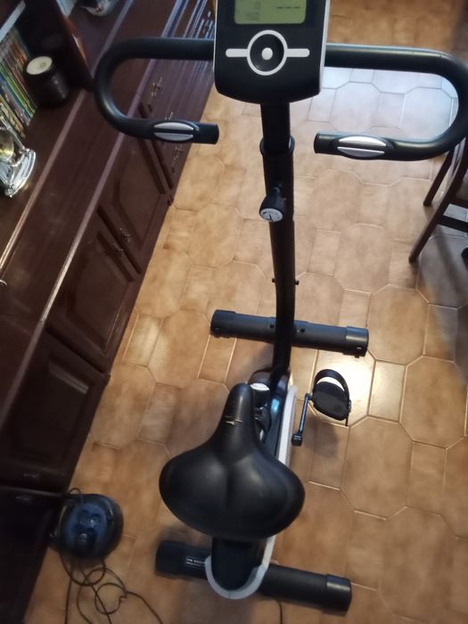 Bicicleta de ginástica em bom estado, preço não negociável.