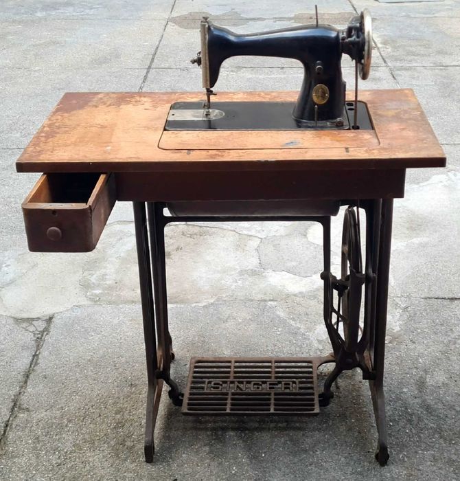 OFEREÇO Maquina  de Costura Singer antiga com móvel