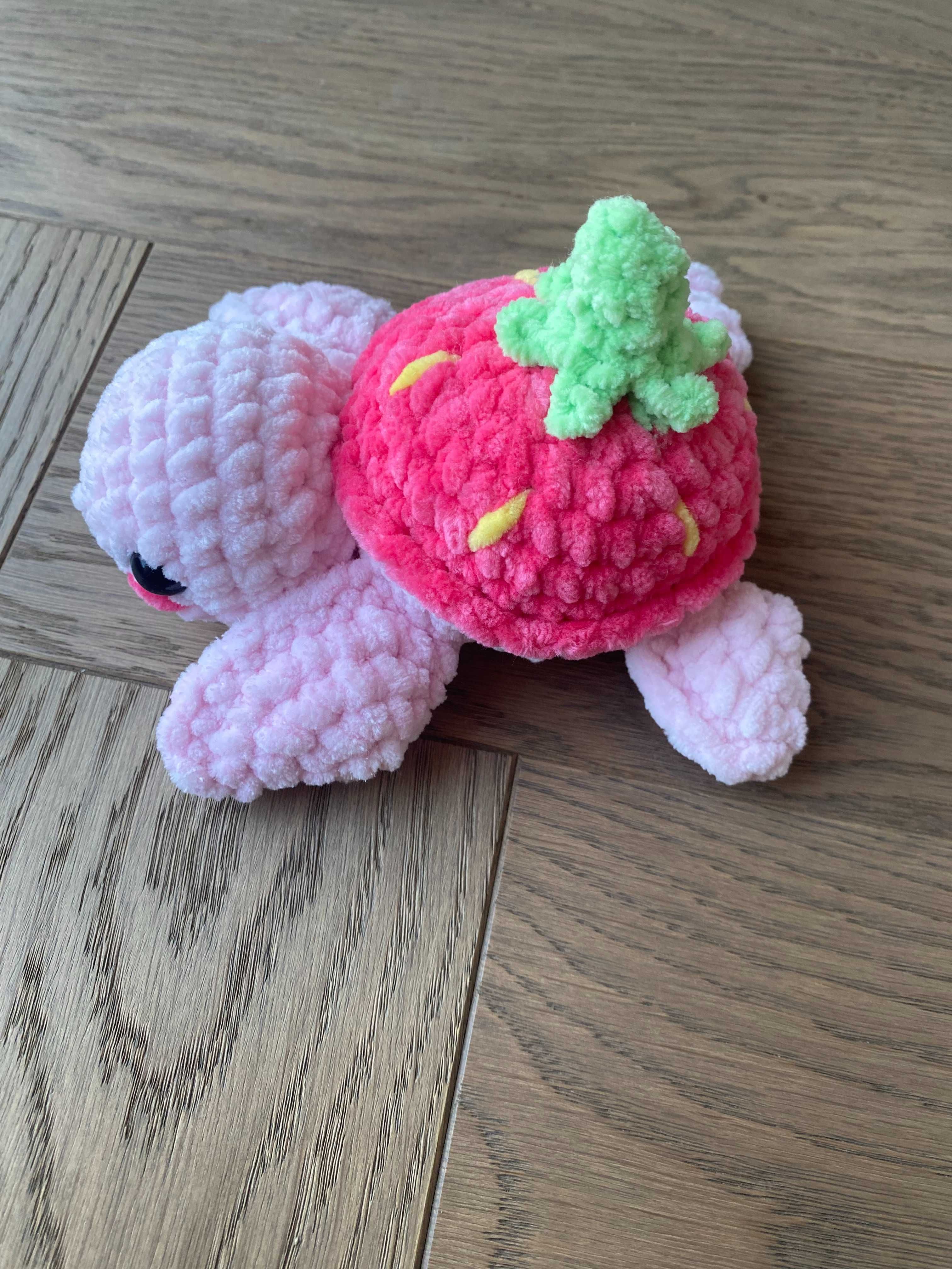 słodki truskawkowy żółwik na szydełku - handmade - idealny na prezent
