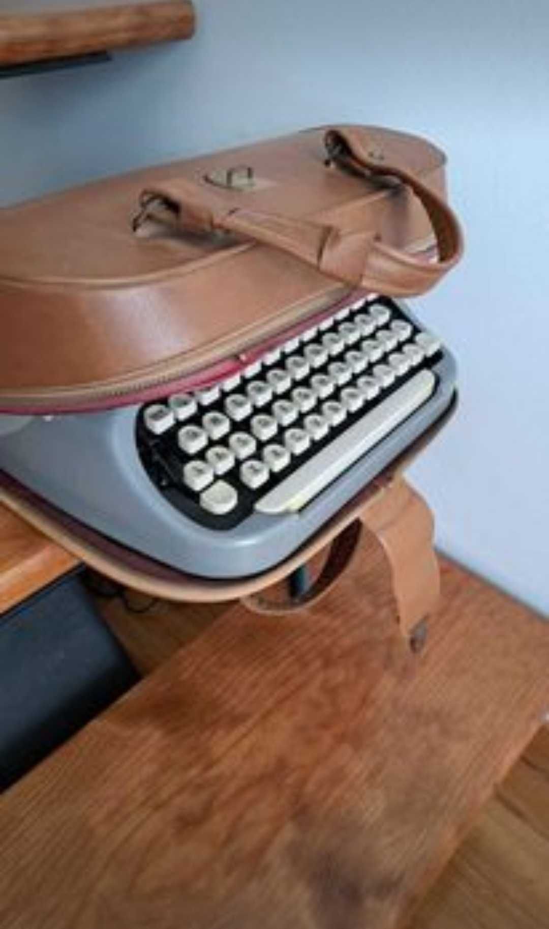 Máquina de escrever marca Royal